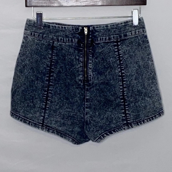 UO Silence + Noise Rosie Acid Washed Pinup Shorts - Picture 3 of 6